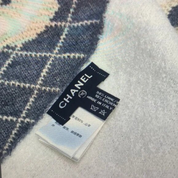 Chanel Diamond-Patterned Cashmere Scarf - Picture 4 of 7